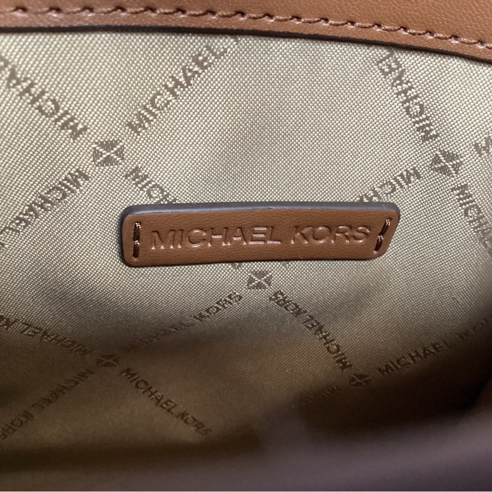 Michael Kors Jet Set Logo Small Tote in Vanilla/Acorn NWT & In Box - Picture 8 of 14